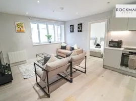 Library House Brentwood - Free Underground Parking - Fast WiFi - Long Stays - by Rockman Residences