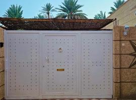 Fantastic Villa -A Peaceful, Art-Inspired Retreat with AC, Fast WiFi & Free Private Parking in Erfoud -Your Gateway to Merzouga Dunes, hotel i Erfoud