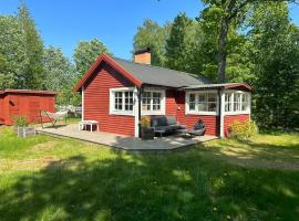 Cozy cottage with terrace, garden & nature、Kvicksundのホテル