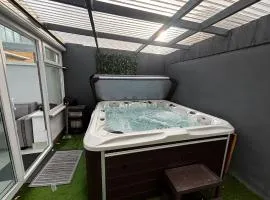 Semi Detached City Retreat - Jacuzzi - Pool Table - Driveway Parking