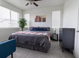 Private King Suite and Bath, Shared Kitchen and LR, Free Parking, Free Fast Wi-Fi, hotel v destinaci American Fork
