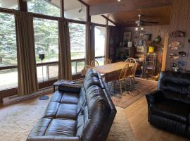 Georgian Bay Waterfront Cottage w Private Beach, hotel a Wymbolwood Beach