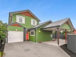 Peninsula Green Cottage for 14 guests