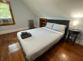 -No53- Lovely Large Room in a House - 10 min to Green Line and Red Line T Stations & Tufts University - Centrally Located at Somerville Boston: Somerville şehrinde bir otel