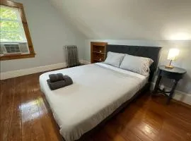 -No53- Lovely Large Room in a House - 10 min to Green Line and Red Line T Stations & Tufts University - Centrally Located at Somerville Boston