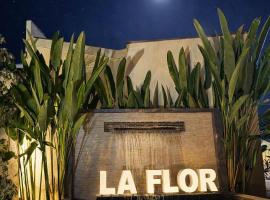 Luxury Family Beach Home La Flor, hotell i Jacó
