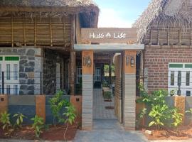 Huts Life Home Stay, hotel i Auroville