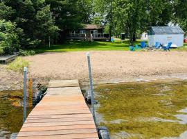 Sunrise Cottage on Mille Lacs with private beach and sauna, near casino and boat launch, khách sạn ở Onamia