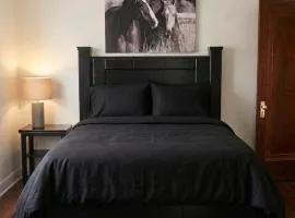 Family Friendly Upper Flat Minutes from Downtown, LCA & Ford Field