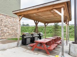 Suburban Studios Triadelphia - Wheeling at The Highlands, hotel in Triadelphia