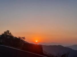 Nainital Peaceful Paradise, hotel em Bhowāli