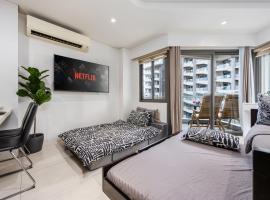 Studio for 5 at Tambuli Residences Garden View by Dominik Studio Apartment with Pool Access & Balcony in Mactan, hotel v mestu Maribago
