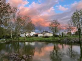 Les Chantours, Domaine naturel arboré et fleuri de15 hectares – hotel w mieście Saint-Antoine-Cumond
