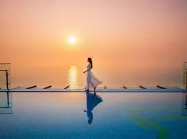 Maximilan Danang Beach Hotel