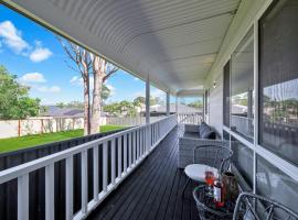 Water Views - Boat Parking - King Bed - Air Con, Hotel in St Georges Basin