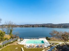 Luxury Villa, swimming pool, private beach, sleeps 8, Hotel in Comabbio