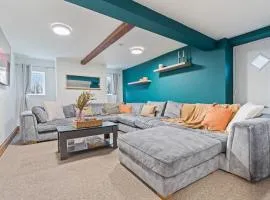 #64 The Farmhouse - Hot Tub and Sauna - Sleeps 12 - Perfect for Contractors and Families - Free Parking