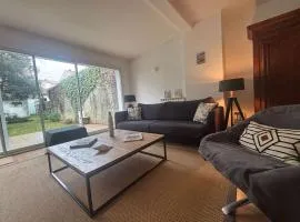 Maison pour 7 au cœur de Royan, jardin clos, proche plage et centre-ville, Wifi inclus - FR-1-494-71