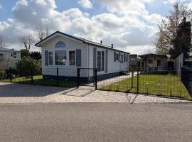 De Roos chalet 174, Hotel in Sint-Annaland