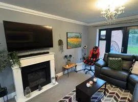#100 Comfortable 4-Bed House in Rugby - Sleeps 8 - Perfect for Contractors and Families - Free Parking