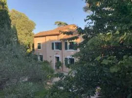 Mas provençal piscine 16 personnes proche centre de Nîmes