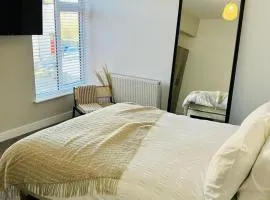 #106 Stylish 4Bedroom Retreat Walk to Rugby Centre - Sleeps 8 - Perfect for Contractors and Families - Free Street Parking