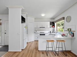 Quiet & Spacious Family-friendly 3BR 2Bath Home, hotel a Croydon