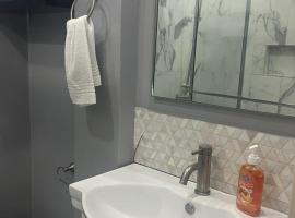 Cozy Modern flat, hotel in Tunapuna