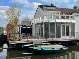 Lovely house on the water near Amsterdam