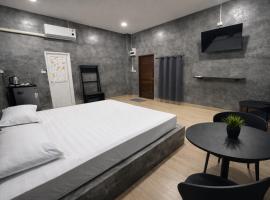 บ้านเพื่อนกิน อาหารและที่พัก กาญจนบุรี, hotel a Wang Khanai