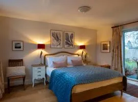 Beautiful, Spacious ensuite room with parking