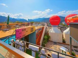 Skyridge Hotel-Mtn View Rooms & Rooftop Bar-20 minutes walk to the Forest Park scenic area-Free cup of coffee-Luggage storage-Free airport pick-up or drop-off for Reserve of 4 nights or more
