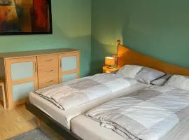 Gästezimmer mit eigenem Bad und Balkon im Herzen von Langen - nahe FFM