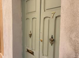 Historic Senglea Maisonette with Private Entrance, hotel v destinácii Senglea