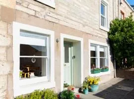 Buttercup House- spacious coastal home