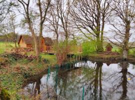 La Cabane bohème en Brocéliande 2 personnes bain nordique, hotell i Mauron
