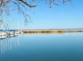 Beautiful Lakeview 2BR Condo -Modern & Cozy with Pool