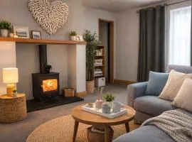 #135 Lux Countryside Retreat with HotTub - Sleeps 6 - Perfect for Contractors and Families - Free Parking