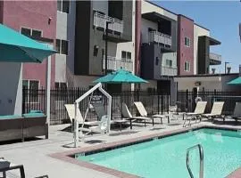 Calm Luxury Living 1BR Retreat Pool, Hot Tub, WiFi