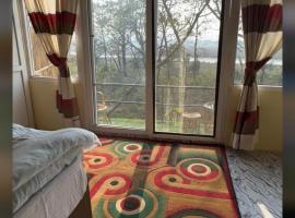 Jungle Nirvana Retreat โรงแรมในMeghauli