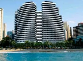 Condomínio na Beira Mar com piscinas incríveis e garagem