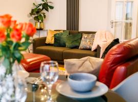 न्यूकैसल अपॉन टाइन में, होटल Spacious, Modern and stylish three bedroom home , perfect for work , leisure and contractors ,5 mins walk to Newcastle city Center, Newcastle stadium and Newcastle University, Free parking Fast WiFi, conveniently located both short stay and long stays