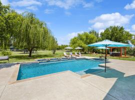 The Perfect Holiday Getaway 5BR 4BA with Pool and Hot Tub, Hotel in Ponder