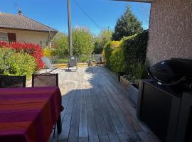 Charmant pied à terre entre lac et montagne: Bourdeau şehrinde bir otel