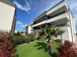 Apartment Lapis with pool near the beach- by TA Leut Agency