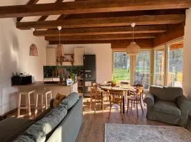 Erdő mellett lebzselő