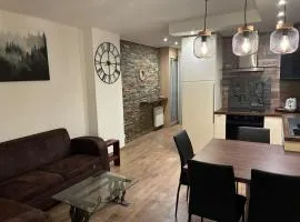 Le cerf au pied des montagnes et des lacs