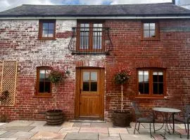 Gablebach Cottage With outdoor tub & garden patio