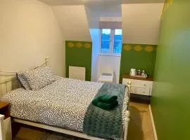 Room 5 Min to Hospital, County Hall, Shared Bathroom