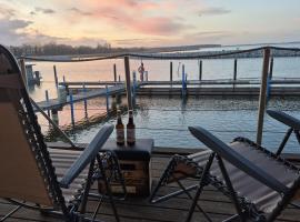 neu renoviertes schwimmendes Ferienhaus Fischland Floating Houses, hotel v destinácii Barth